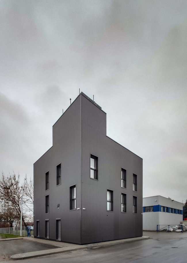 Renovation of a Central Office. The metal facades take inspiration from the industrial vocation of the place