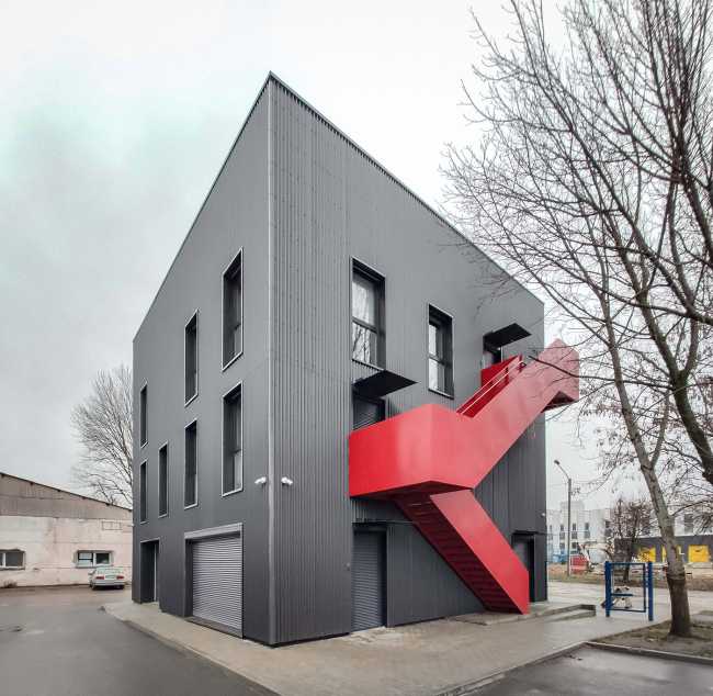 Renovation of a Central Office. The metal facades take inspiration from the industrial vocation of the place