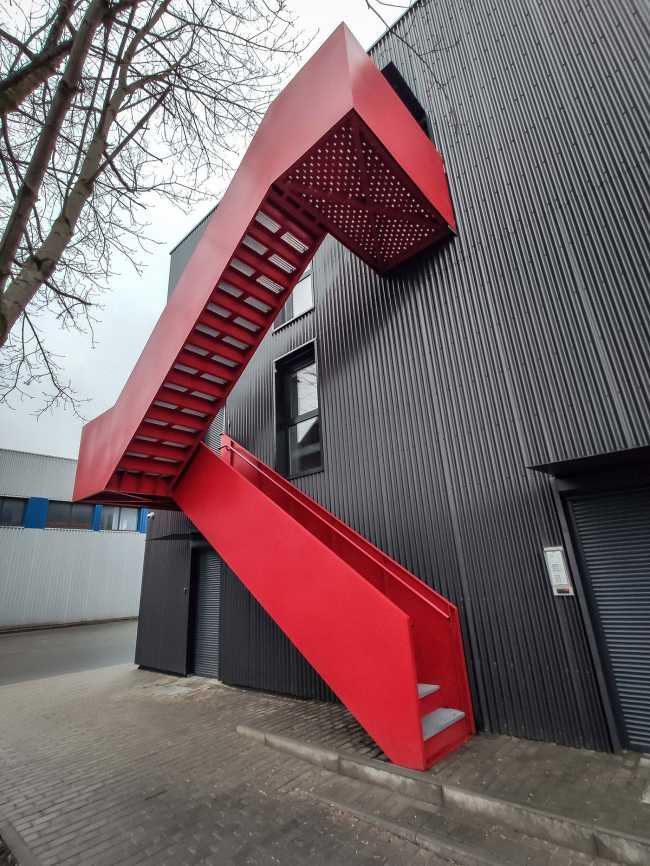 Renovation of a Central Office. The metal facades take inspiration from the industrial vocation of the place