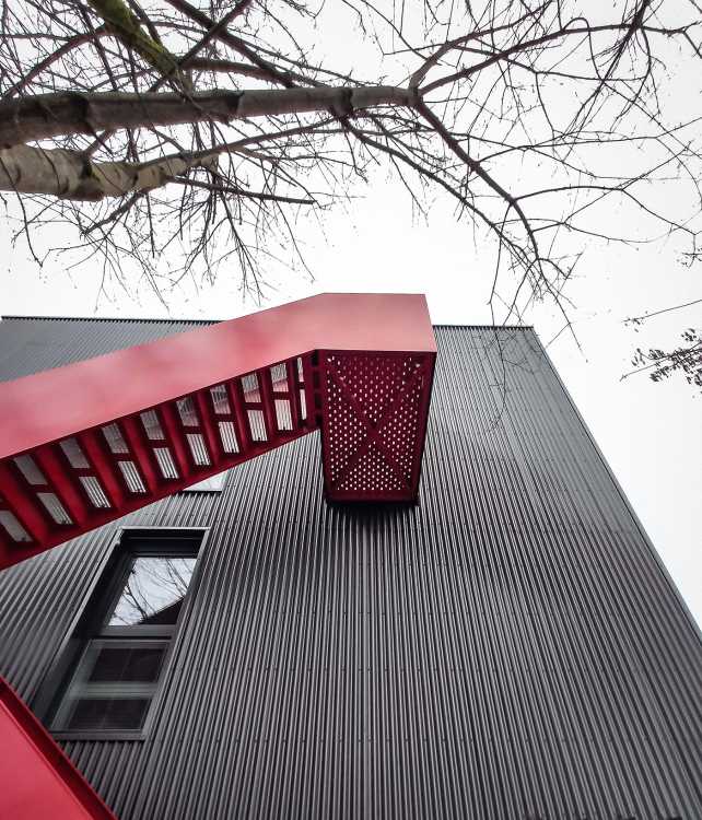 Renovation of a Central Office. The metal facades take inspiration from the industrial vocation of the place
