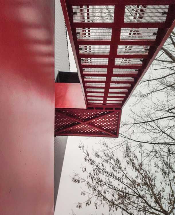Renovation of a Central Office. The metal facades take inspiration from the industrial vocation of the place