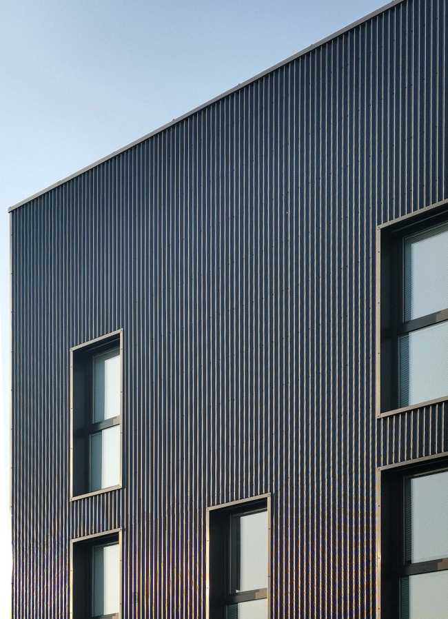 Renovation of a Central Office. The metal facades take inspiration from the industrial vocation of the place