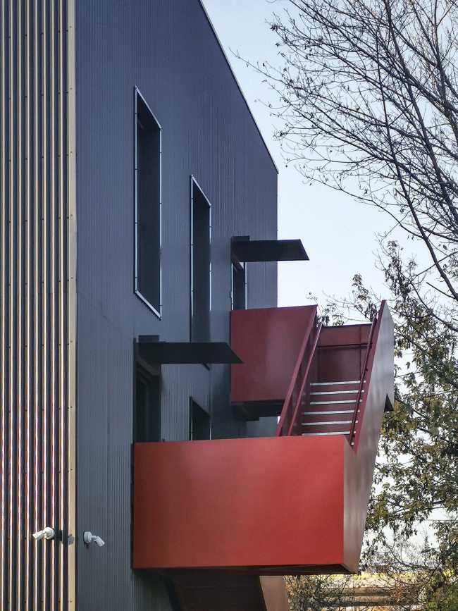 Renovation of a Central Office. The metal facades take inspiration from the industrial vocation of the place
