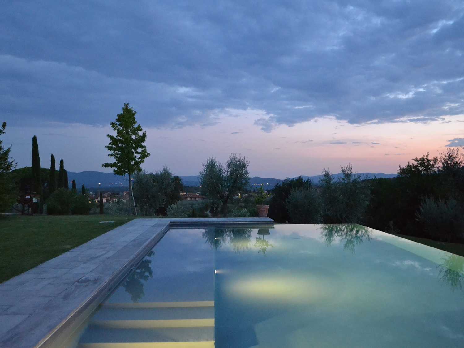 Lavande en Valdarno. La rénovation de deux unités résidentielles dans la campagne toscane