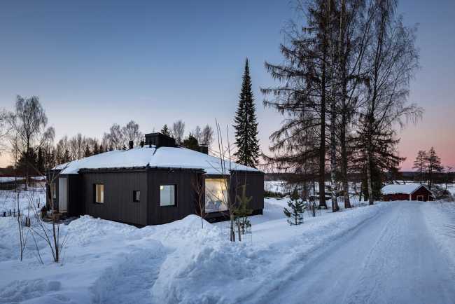 Pokrinniemi House and its original cross-shaped space. Four different views of the precious landscape