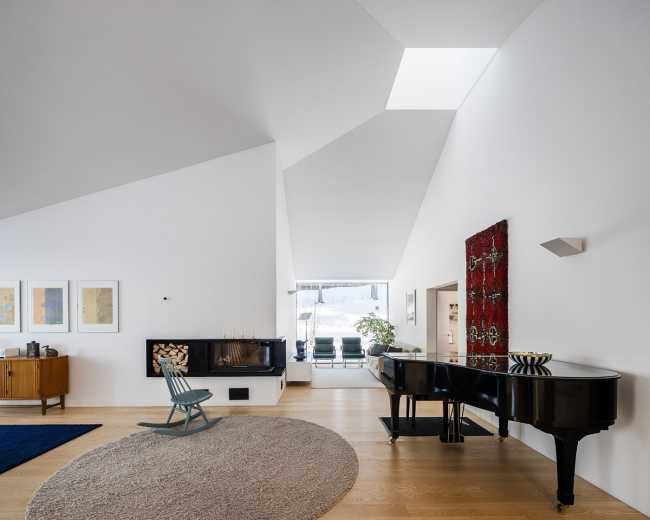 Pokrinniemi House and its original cross-shaped space. Four different views of the precious landscape