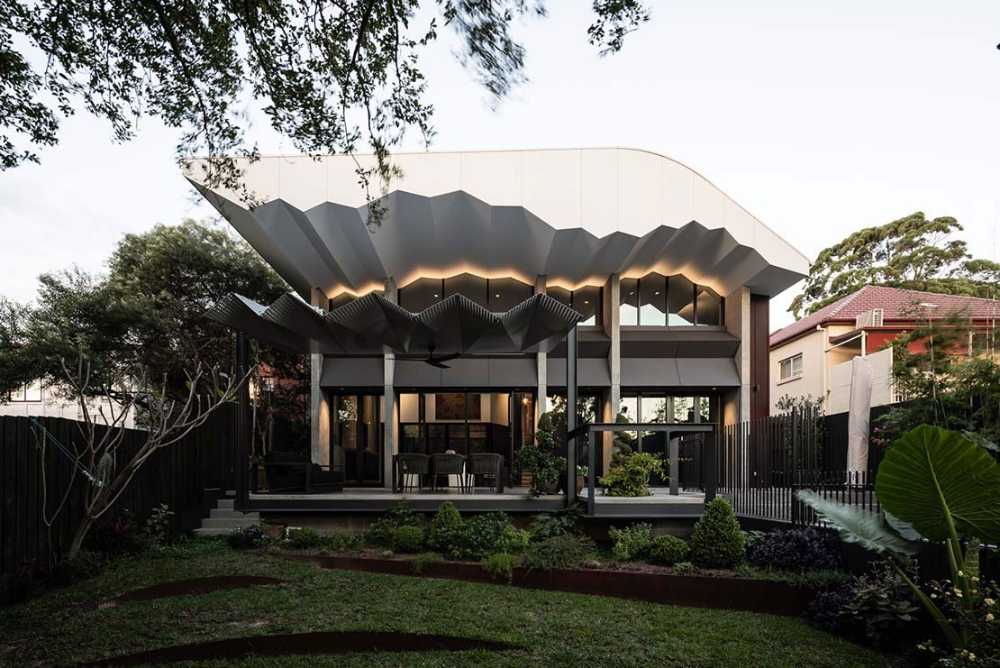 Zig Zag House. Bold shapes for the expansion of a family home