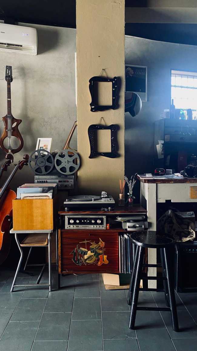 Diego Suzzi Violin Making: the manual art of bringing old musical instruments back to life