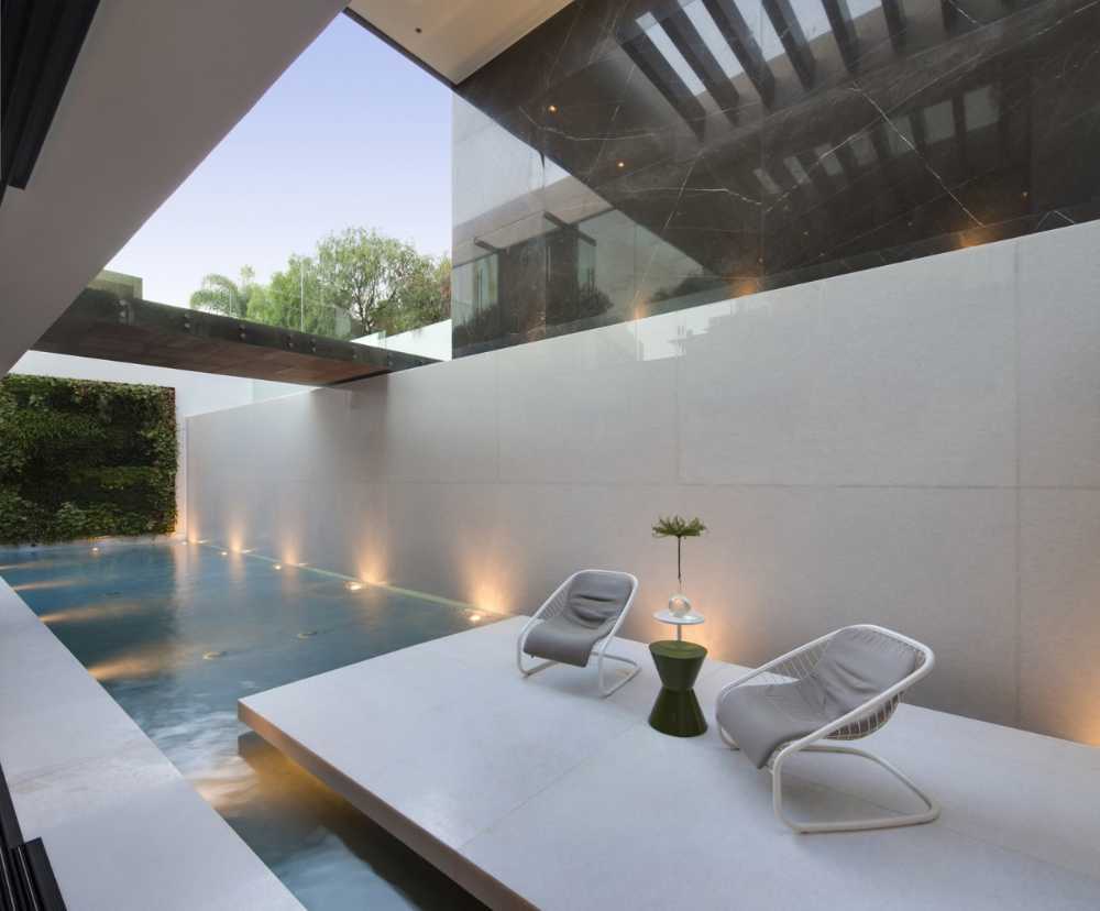 Infinity pool for a luxurious residence in Los Angeles