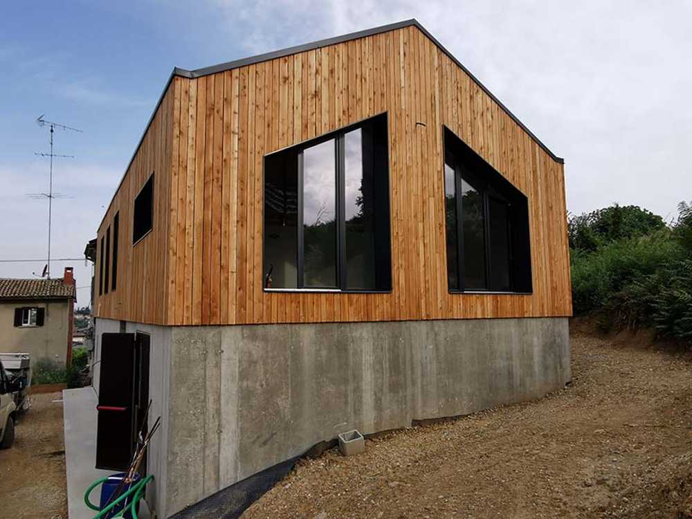 Casa Sgarbina in concrete and wood among the vineyards of Oltrepò Pavese