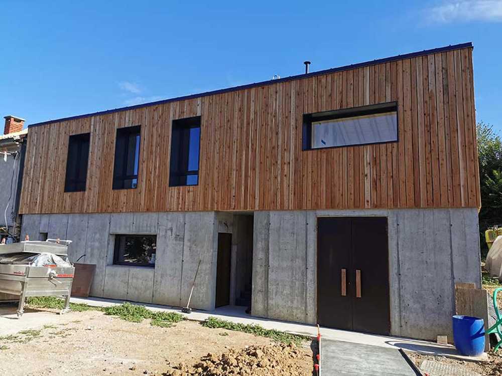 Casa Sgarbina in concrete and wood among the vineyards of Oltrepò Pavese