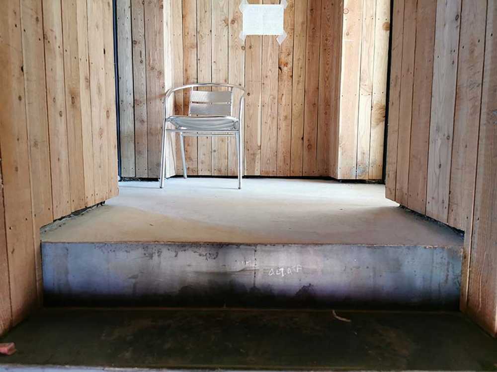 Casa Sgarbina in concrete and wood among the vineyards of Oltrepò Pavese