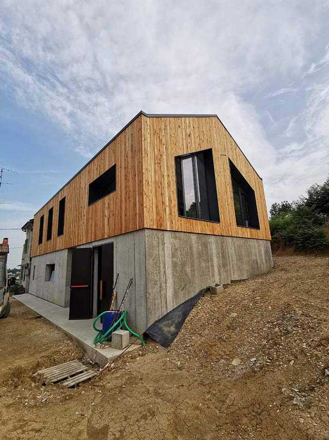 Casa Sgarbina in concrete and wood among the vineyards of Oltrepò Pavese