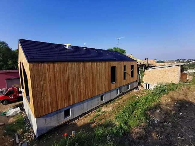 Casa Sgarbina in concrete and wood among the vineyards of Oltrepò Pavese