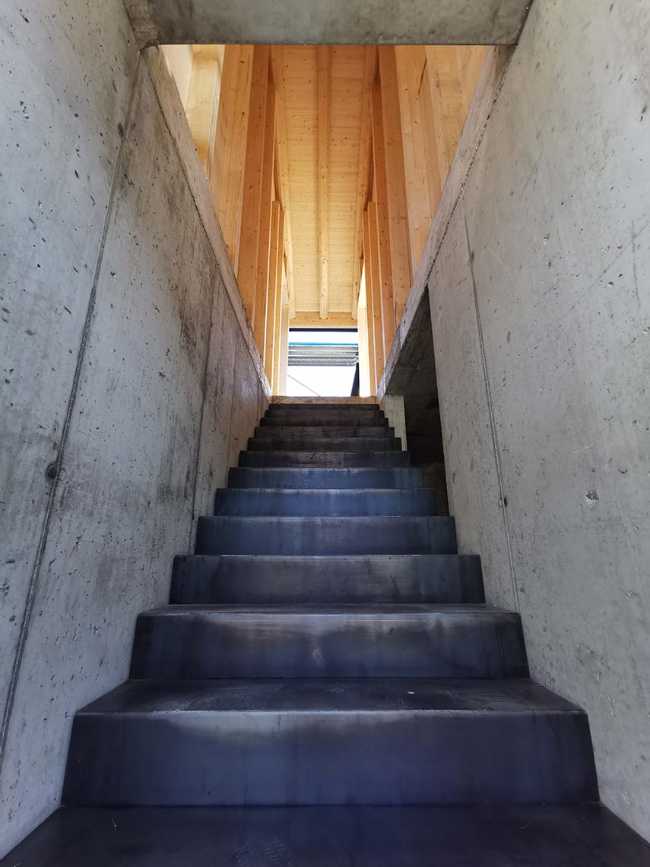 Casa Sgarbina in concrete and wood among the vineyards of Oltrepò Pavese
