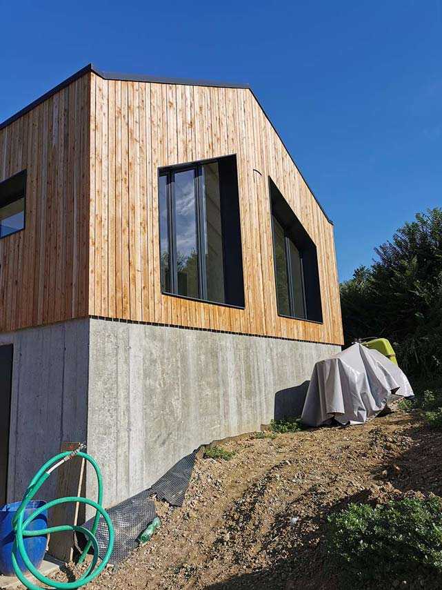 Casa Sgarbina in concrete and wood among the vineyards of Oltrepò Pavese