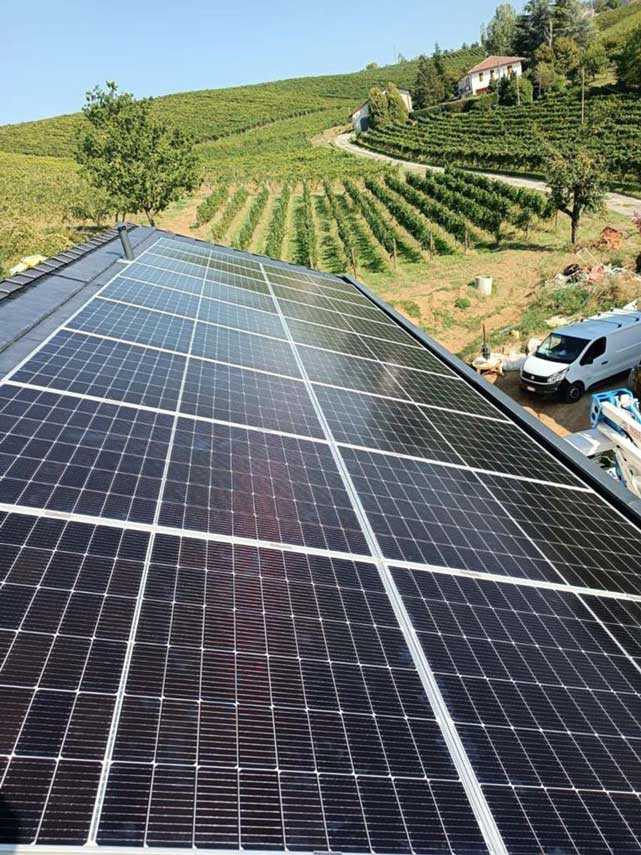 Casa Sgarbina in concrete and wood among the vineyards of Oltrepò Pavese