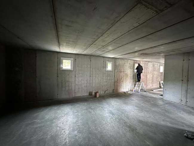 Casa Sgarbina in concrete and wood among the vineyards of Oltrepò Pavese