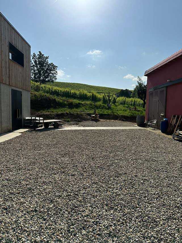 Casa Sgarbina in concrete and wood among the vineyards of Oltrepò Pavese