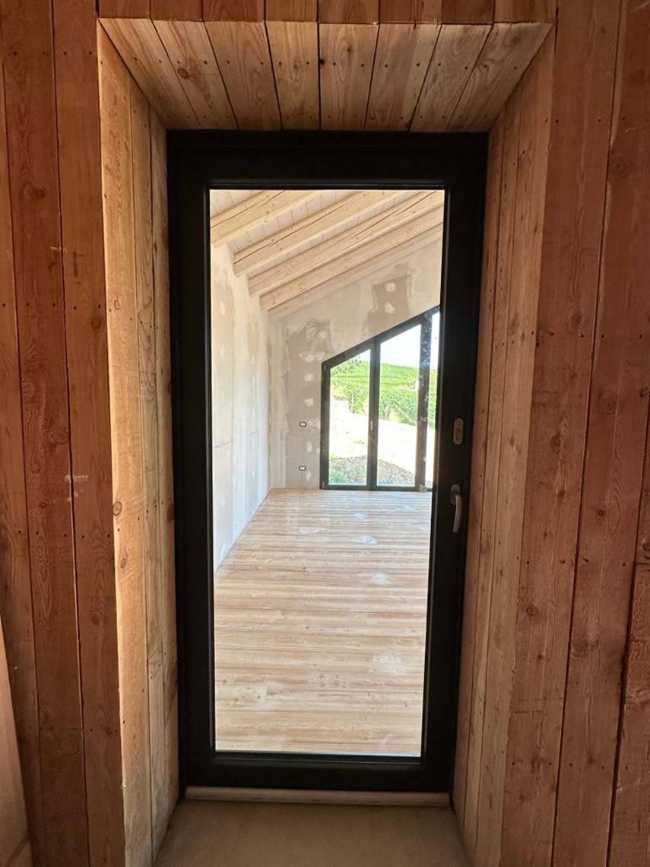 Casa Sgarbina in concrete and wood among the vineyards of Oltrepò Pavese