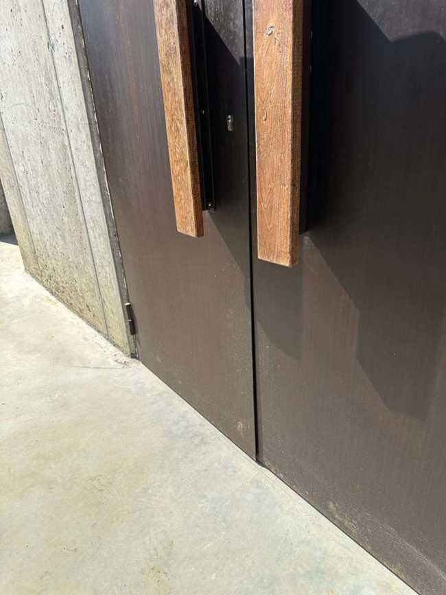 Casa Sgarbina in concrete and wood among the vineyards of Oltrepò Pavese