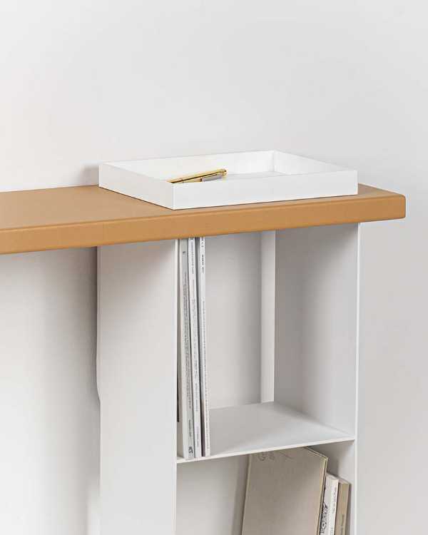 Essential lines and multiple functionalities. The consolle Gru