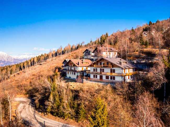 Apartment AKH: a refuge blending Nordic elegance and Alpine warmth
