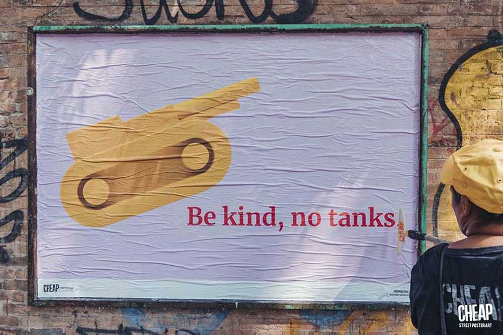 A Bologna l'arte contro la guerra invade le strade con CHEAP