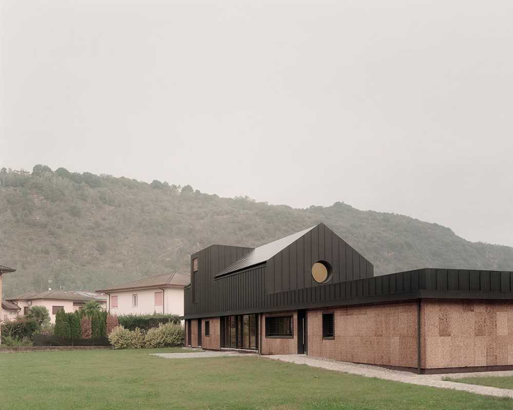 Una casa de frontera: arquitectura sostenible entre Italia y Suiza.