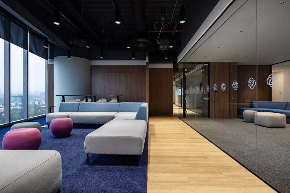 IFA Celtics offices: touches of color, fluid space, and natural light