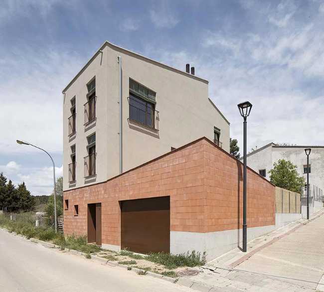 Casa MDN: the traditional exterior conceals the dynamic spatial richness