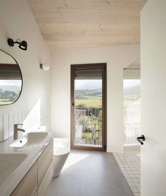 Casa MDN: the traditional exterior conceals the dynamic spatial richness