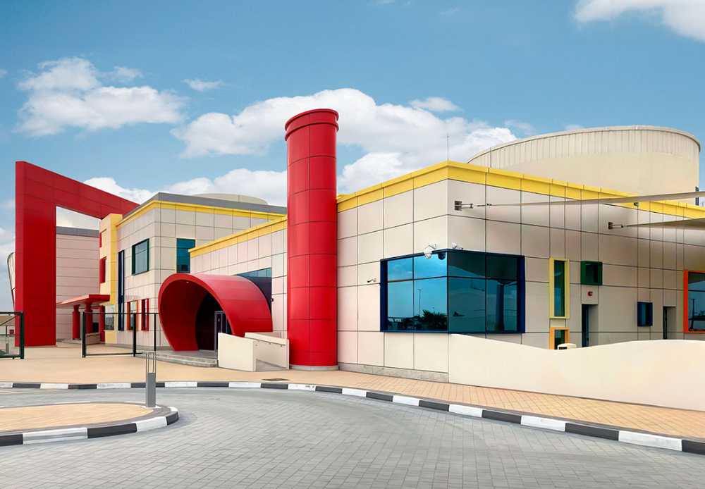 School building in Al-Laseeli: white notebook in the desert