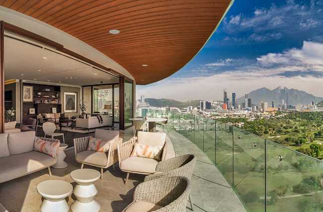 Sliding walls: the secret of the 700 square meters of the Departamento R&J