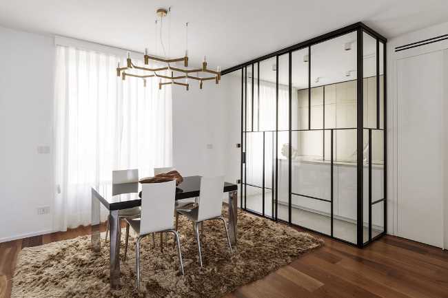 Greenhouse kitchen and fluid boiserie in a Turin apartment