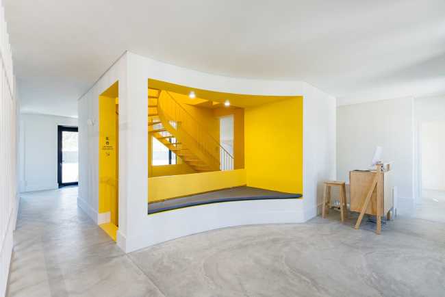 The cube that encloses the scale