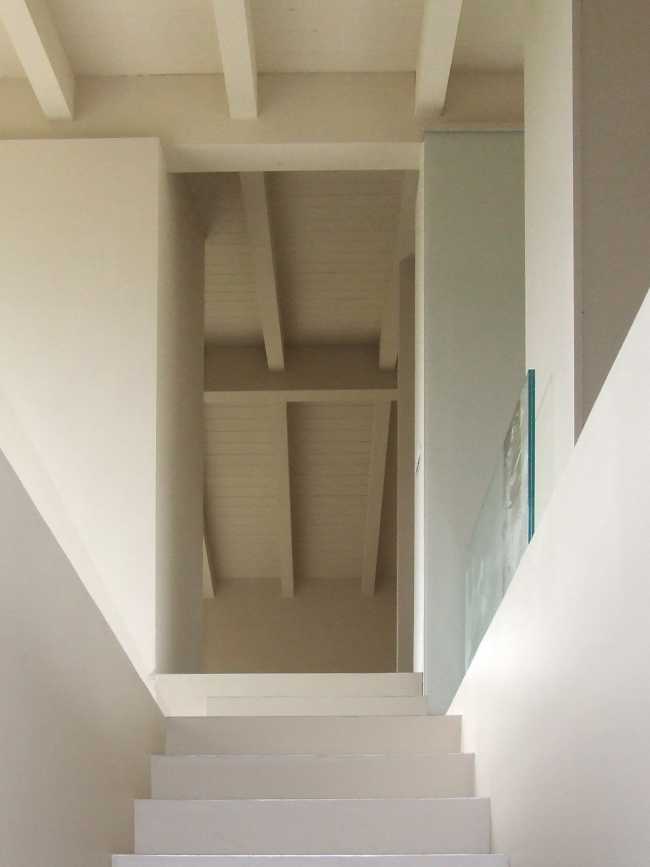 The stairs were directly clad in cement with the same color as the floor