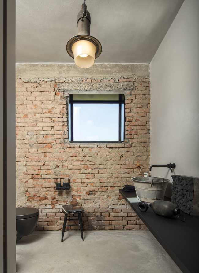 The interior walls were partly plastered partly in bricks were left exposed