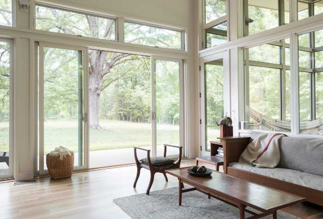 Full height glass partition