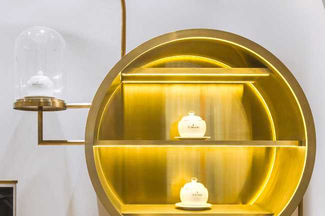 interior concept store white gold exhibitor