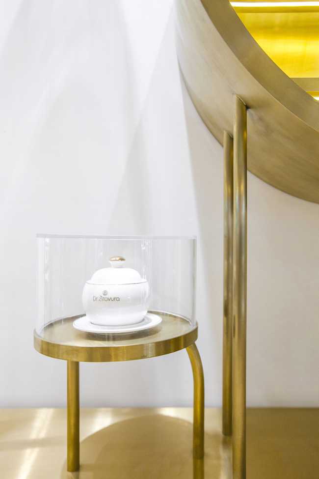 interior concept store white gold table