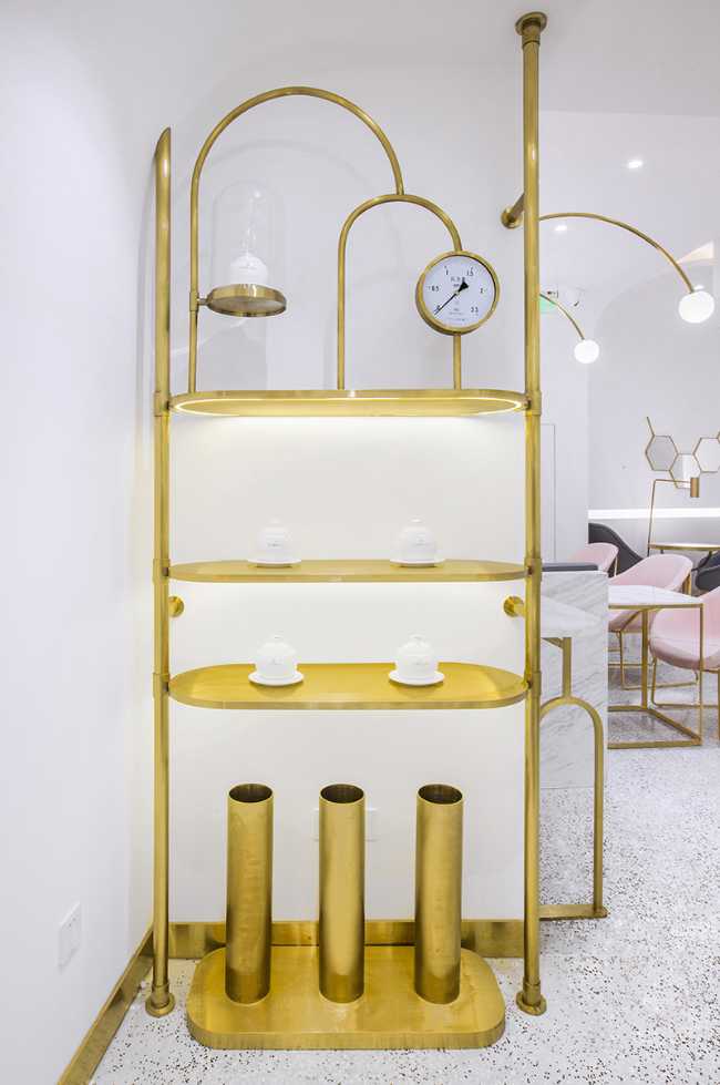 interior concept store white gold