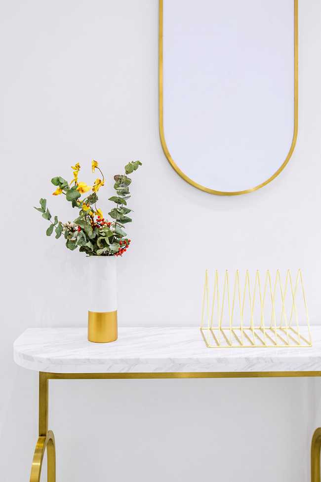 interior concept store white gold console