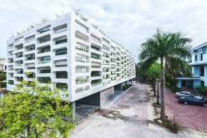 Siège social sur pilotis.