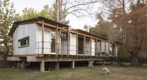 Maison Dique Luján, construction traditionnelle en bois sur les rives de la rivière