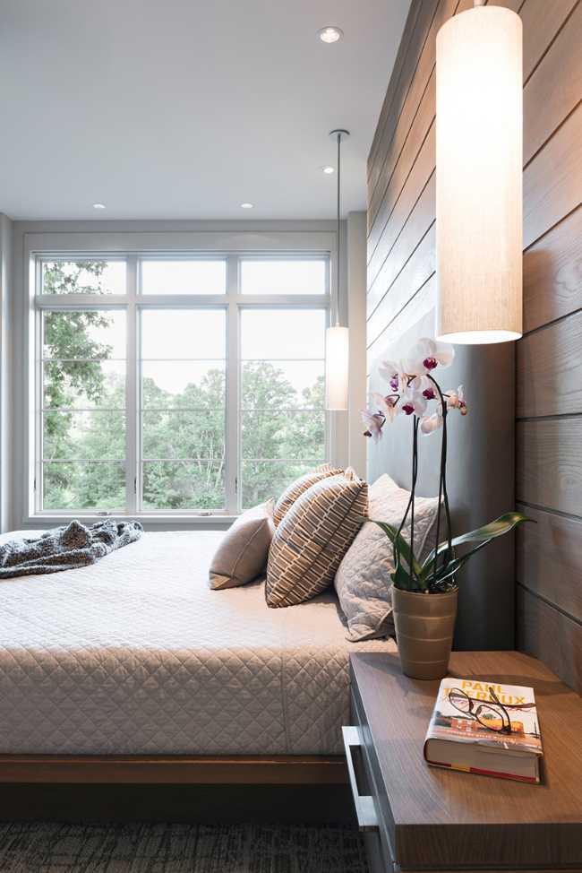 Bedroom with bay window overlooking the forest