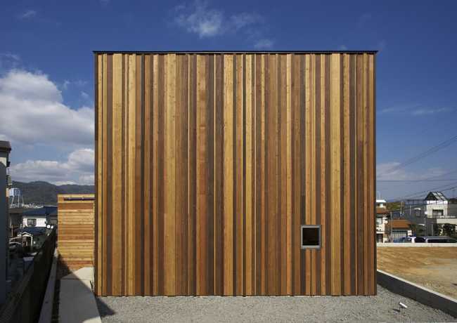 Home with vertical slats in different shades of wood