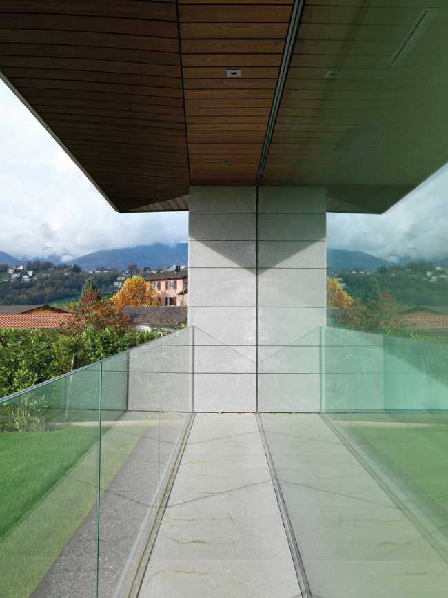 Flat glass window and glass balustrade