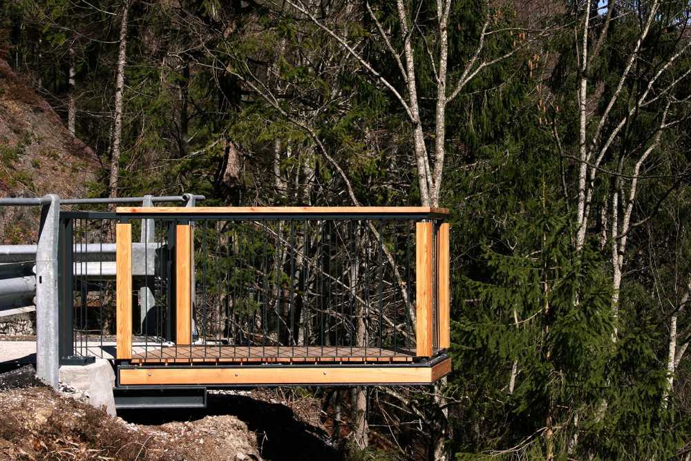 Ventana de Madera Montañas y Lago