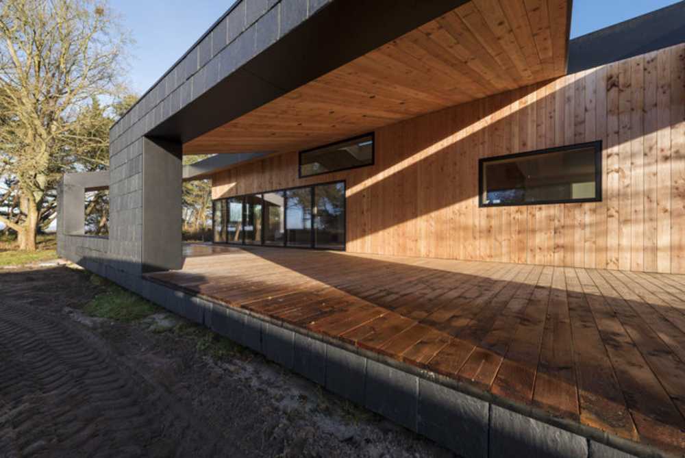 Contemporary and traditional shapes for a wooden house